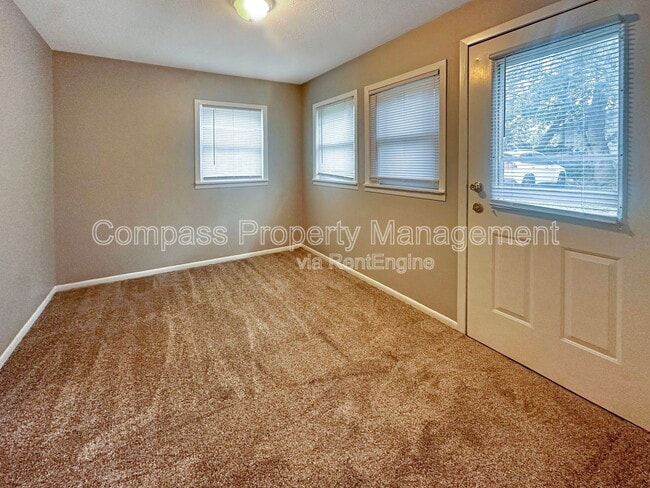 Photo - 142 Page St NE