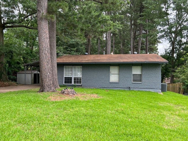 Building Photo - 818 Willow Dr