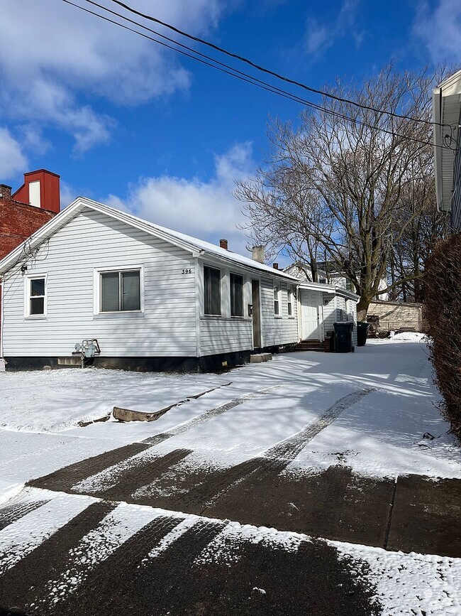 Building Photo - 396 Campbell St Rental