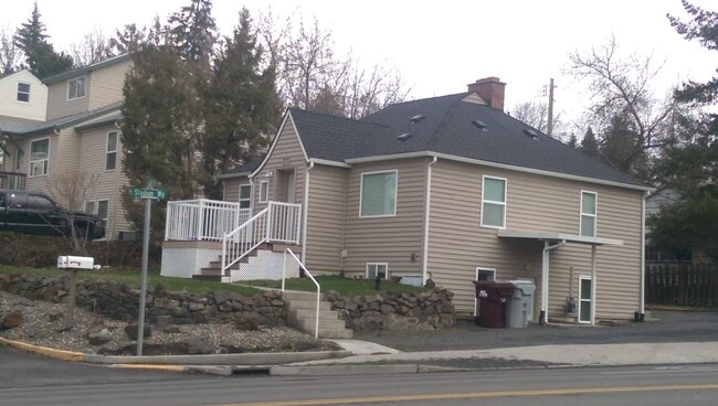 Great Location - 1140 NE Lake St Unit House