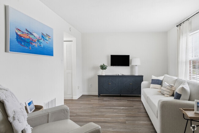 3 habitaciones, 1,5 baños - 1100 pies cuadrados - Sala de estar - College Square Townhomes Apartments