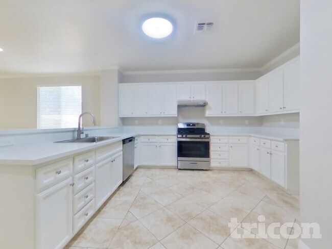 Photo - 7820 Golden Ring Way