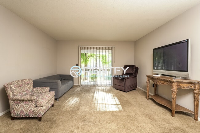 Photo - 2260 Sunderland Rd