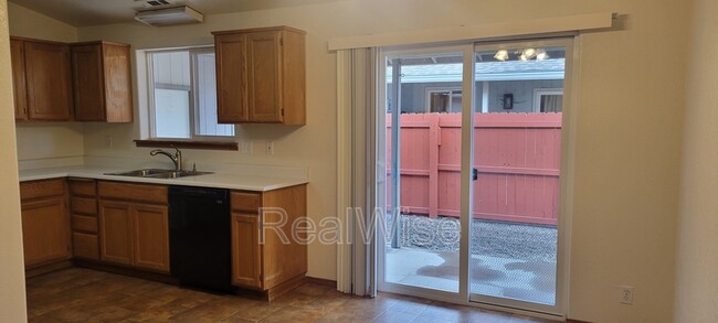 Photo - 2210 SW Bridge St