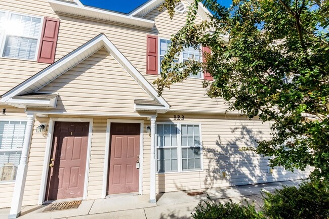 Building Photo - MOVE IN READY!!