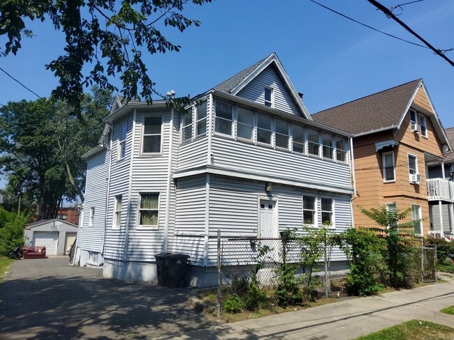 Building Photo - 426 Poplar St Unit 2 Rental