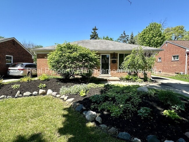 Building Photo - Mid-Century 3 Bed/2 Bath Ranch Near Downto... Rental