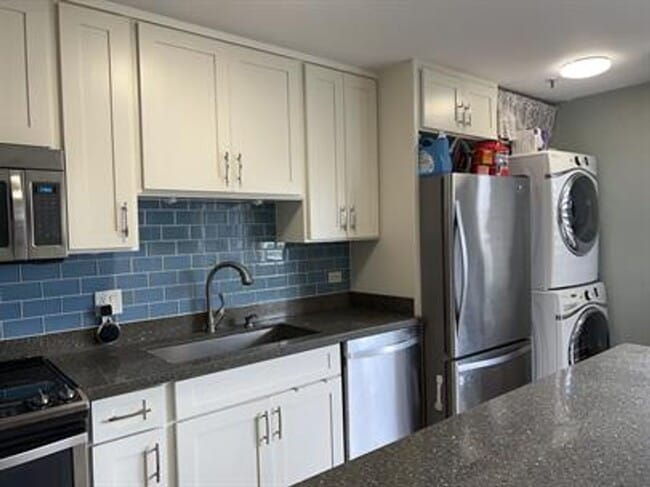 Building Photo - Available now | A Unfurnished 2 Bedroom, 1 Bath Apartment with 1 Assigned parking in Alexander To... Unit 506