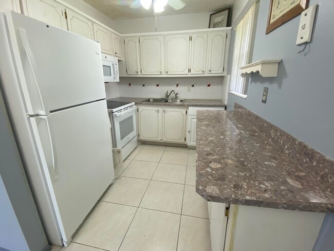 Building Photo - 256 Norwich K Rental