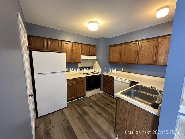 Building Photo - 114 Main Rd N Unit Apt E