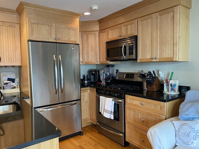 Building Photo - 522 E 3rd St Unit 2 Rental