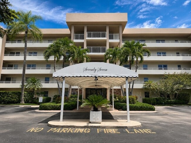 Building Photo - 3930 Oaks Clubhouse Dr Unit 303