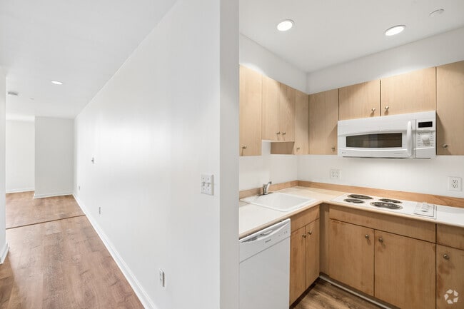 1BR, 1BA - 528SF - Entry Area