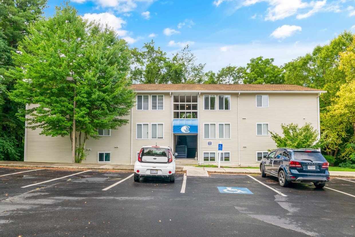 2 bed/1 Bath Undergrads OK. Bus line. - 2 bed/1 Bath Undergrads OK. Bus line.