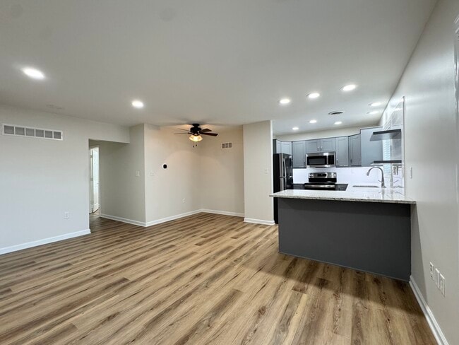 Building Photo - 517 Gillis St Unit 204