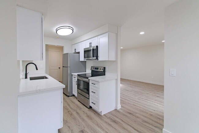 2 Bed 1 Bath - Kitchen & Living - Melrose on 91