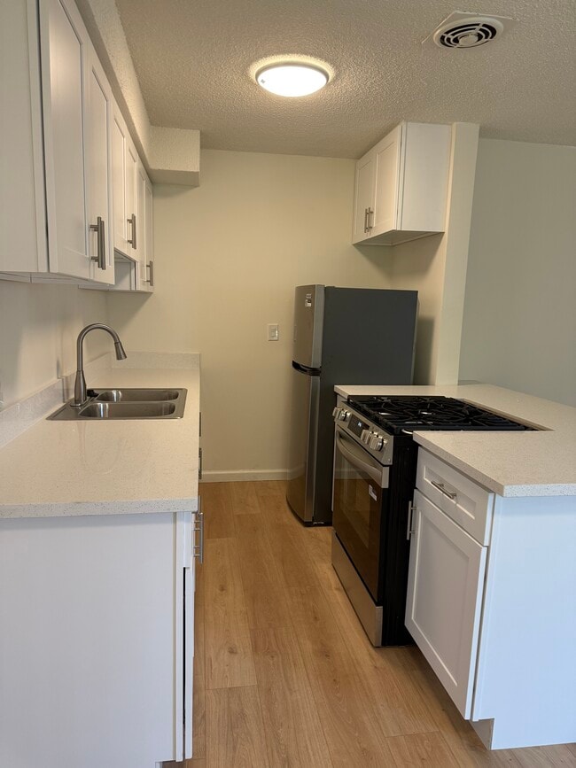 Building Photo - 1820 N Edgemont St Unit 2