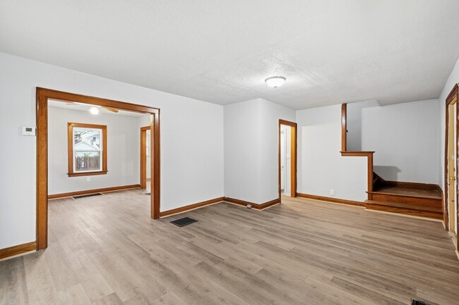 Photo - 607 W Grand Ave