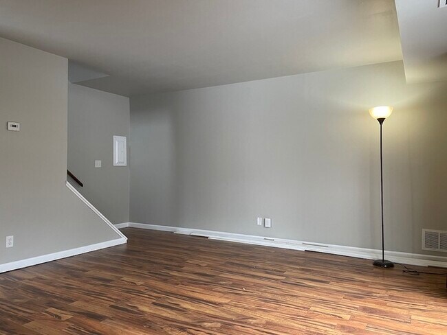 Photo - Large 1 bedroom condo Kenbrooke Court!