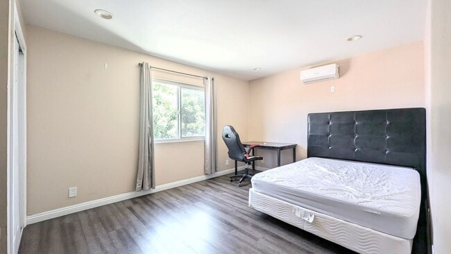 Building Photo - 1299 W 37th Dr Unit 3