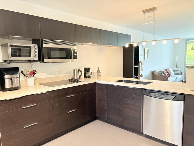 Building Photo - 3503 Oaks Way Unit 202