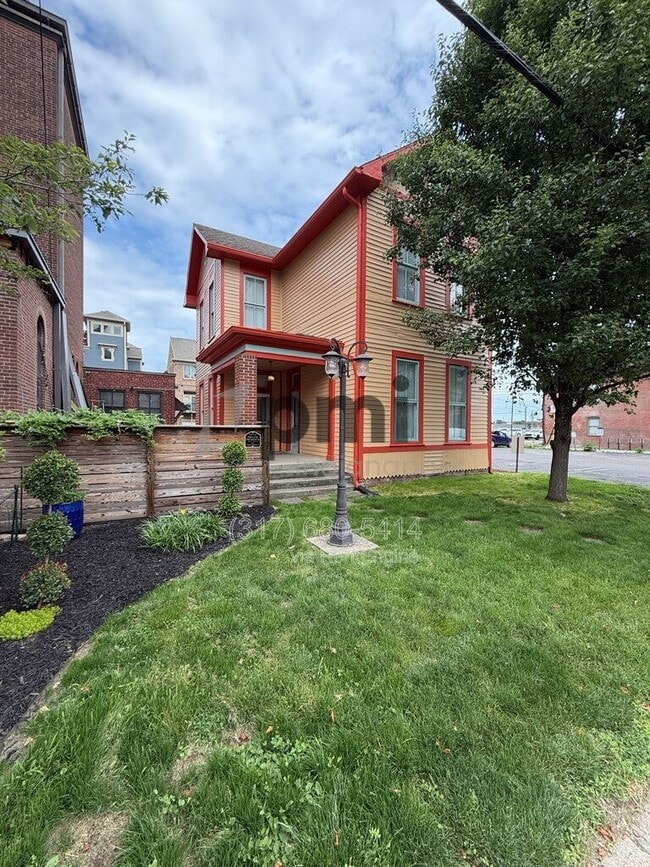 Photo - 233 N East St