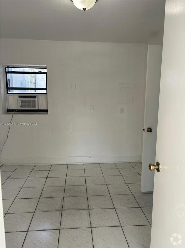 Building Photo - 1660 SW 24th Ave Unit 0 Rental