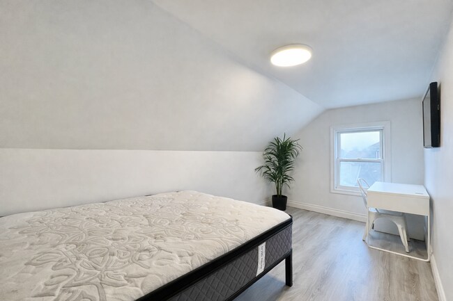 Photo - 4595 Morrison St