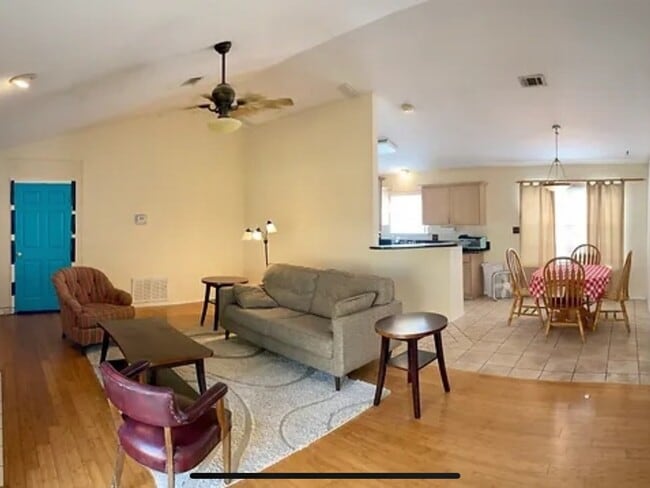 Photo - 853 Ladner Dr