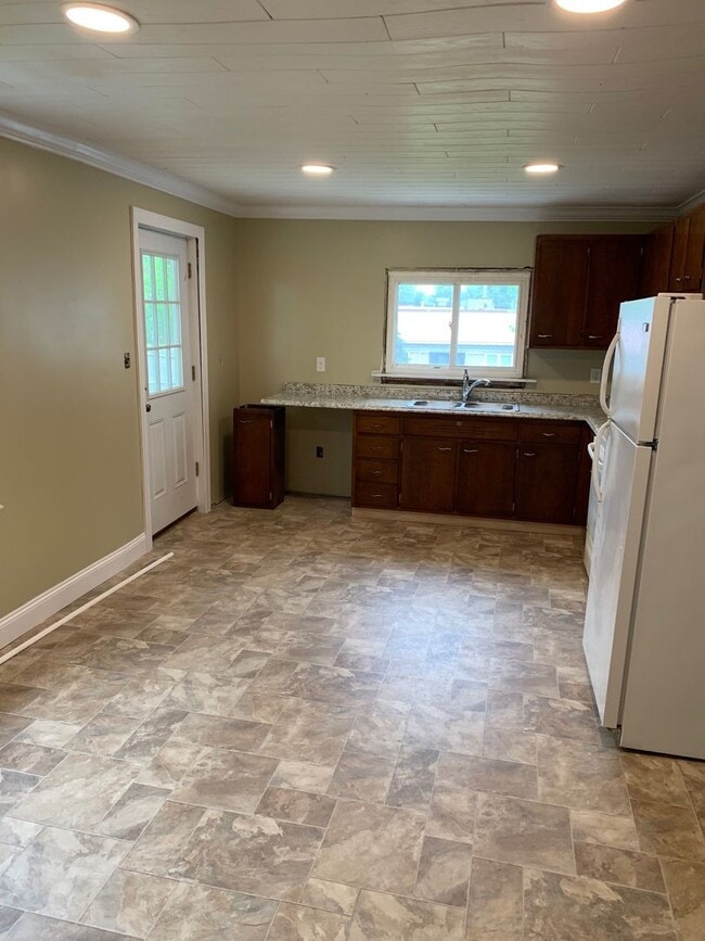 Photo - 2084 Broad St