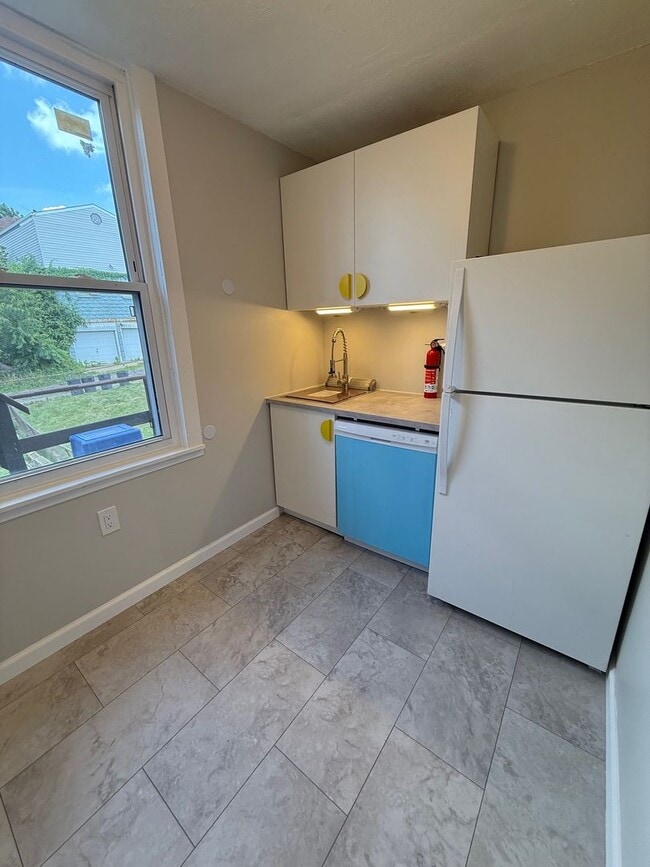 Building Photo - 2 Bed 1 Bath in Swissvale! Unit 2 Rental