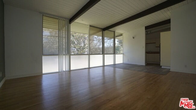 Building Photo - 11133 Rose Ave Unit 4