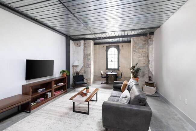 Photo - 1009 W Juneau Ave Unit ID1390080P