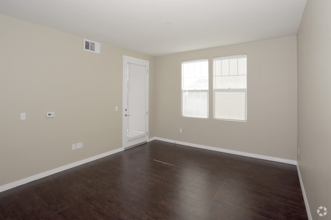 1BR, 1BA - 713 SF