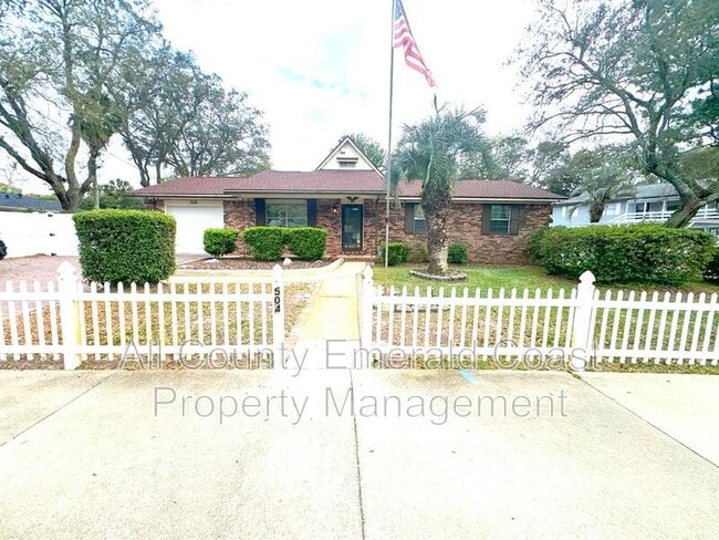 Photo - 504 Kelly St