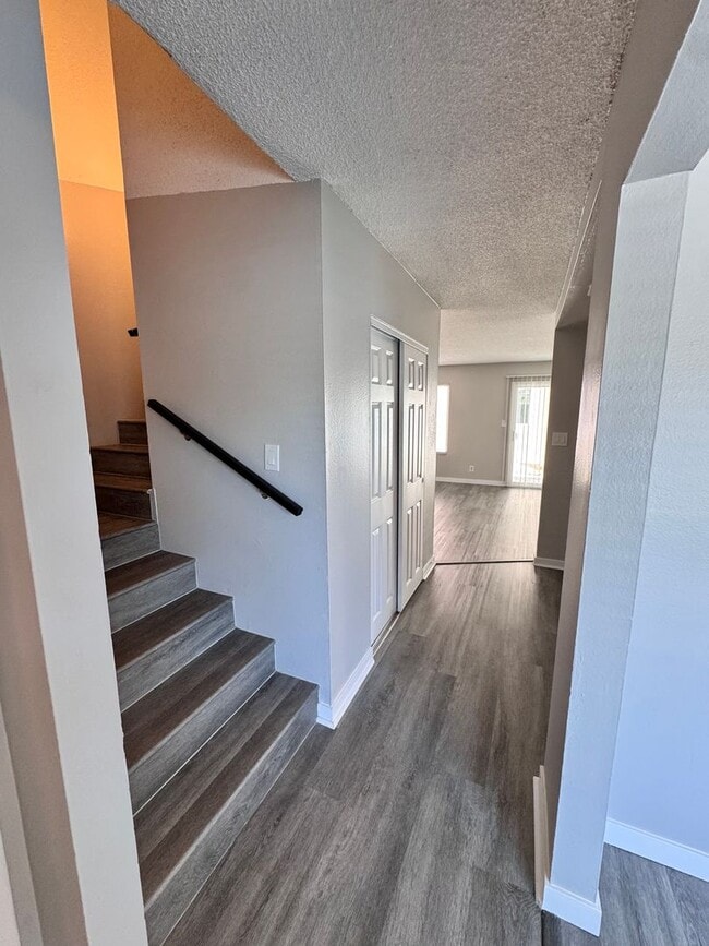Building Photo - 4321 Green Ave Unit 2