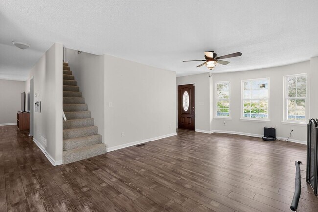 Photo - 373 Redwing Rd