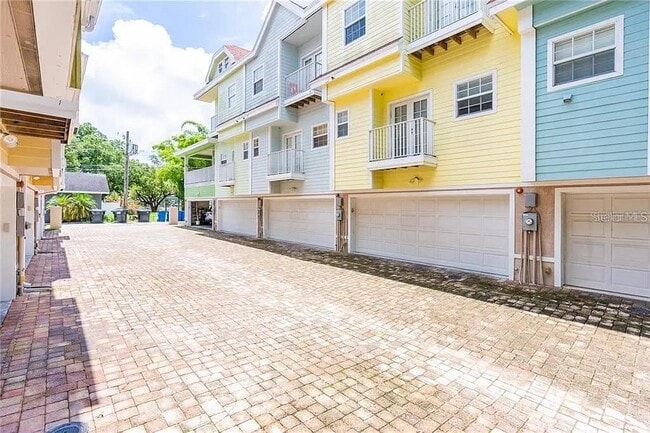 Photo - 827 Grove St N Townhome