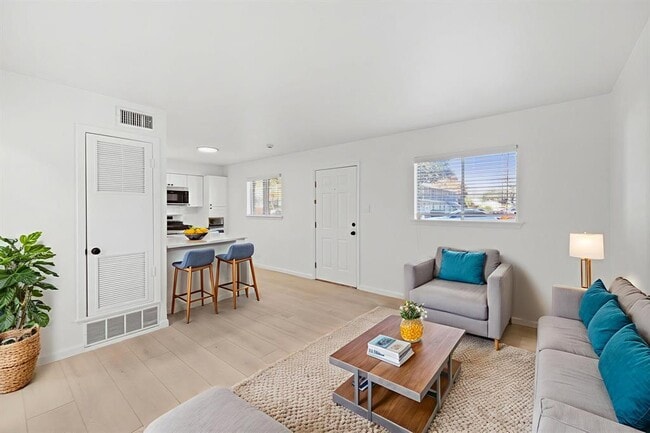 Building Photo - 806 E 13th St Unit 108