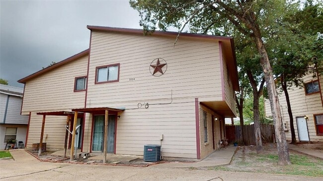 Building Photo - 1004 Verde Dr Unit B