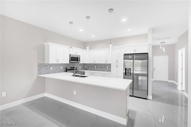 Photo - 725 Lamar St E