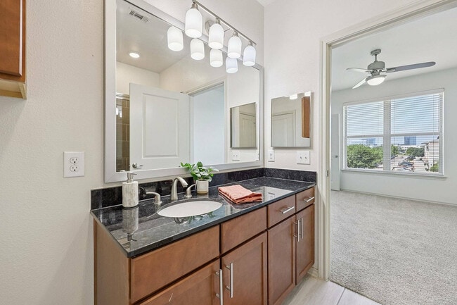 Amplio baño con acabados renovados y ducha con mampara de cristal. - McDermott 55