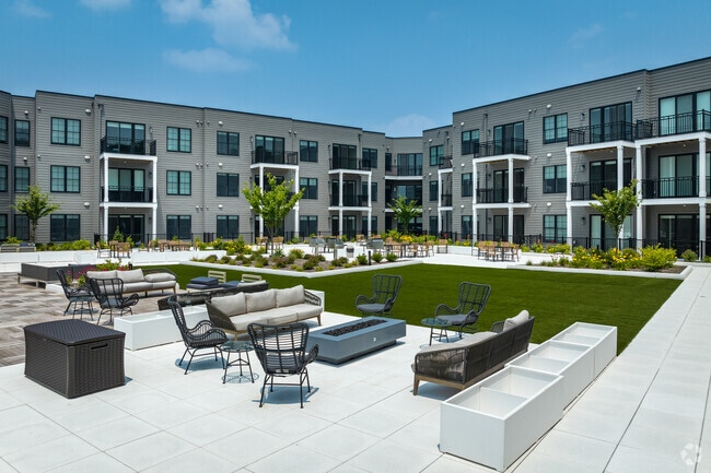 Courtyard / BBQ Area - The American