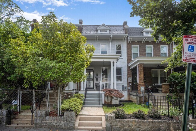 Building Photo - Available Now! Recently Renovated 4 Bedroo... Rental