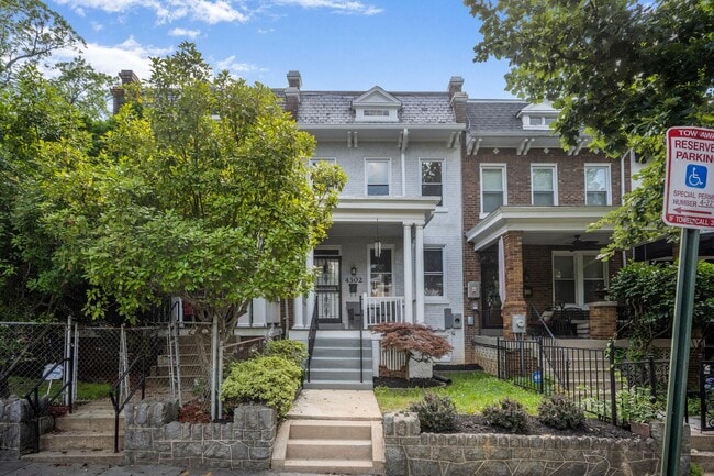 Building Photo - Available Now! Recently Renovated 4 Bedroo... Rental