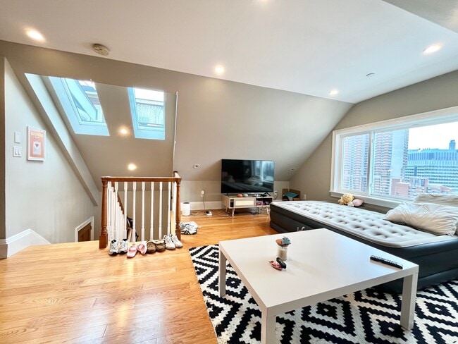 Photo - 180 Hillside St Unidad 4