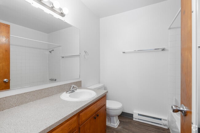 1BR, 1BA - 692SF - Bathroom - Brighton Hill Apartments