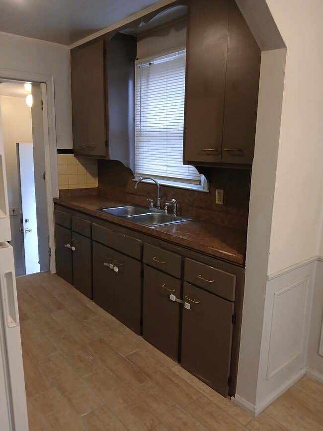 Kitchen - 19446 Pierson St