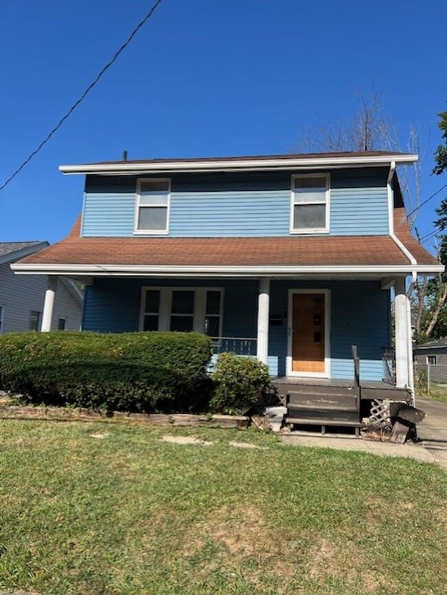 3BR South Akron Classic with Deck, 2-Car G... - 3BR South Akron Classic with Deck, 2-Car G... House