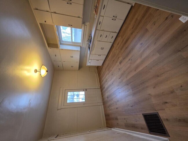 Photo - 466 W McKibben St